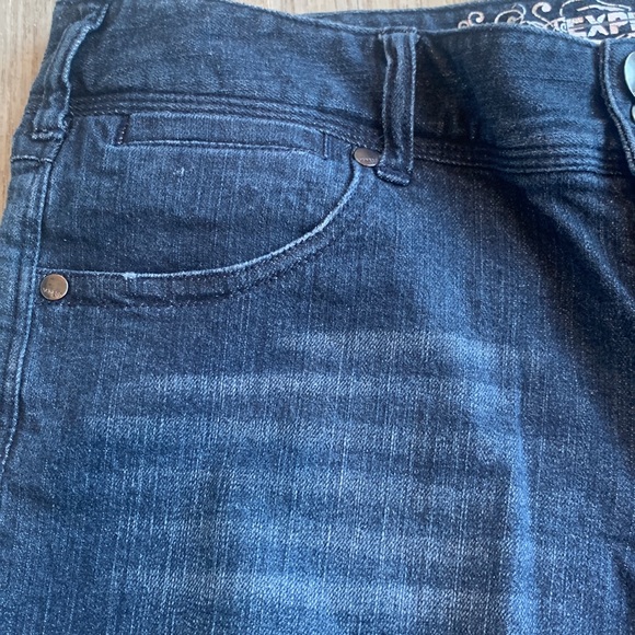 Express cutoff Jean shorts - Picture 2 of 7